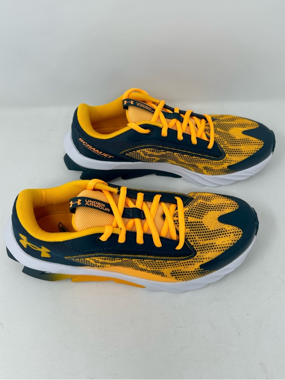 NEW Under Armour Scramjet 4 Athletic Shoes Boys Size 6.5 Big Kid - Picture 2 of 6